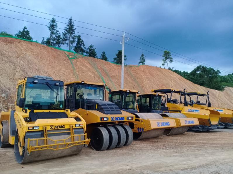 祝賀我司六賓高速項(xiàng)目水穩(wěn)攤鋪?lái)樌┕? class=