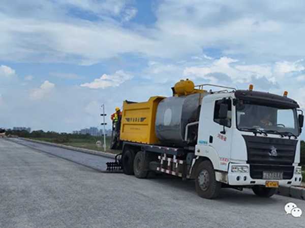 熱烈祝賀我司鶴港高速封層、透層試驗段成功