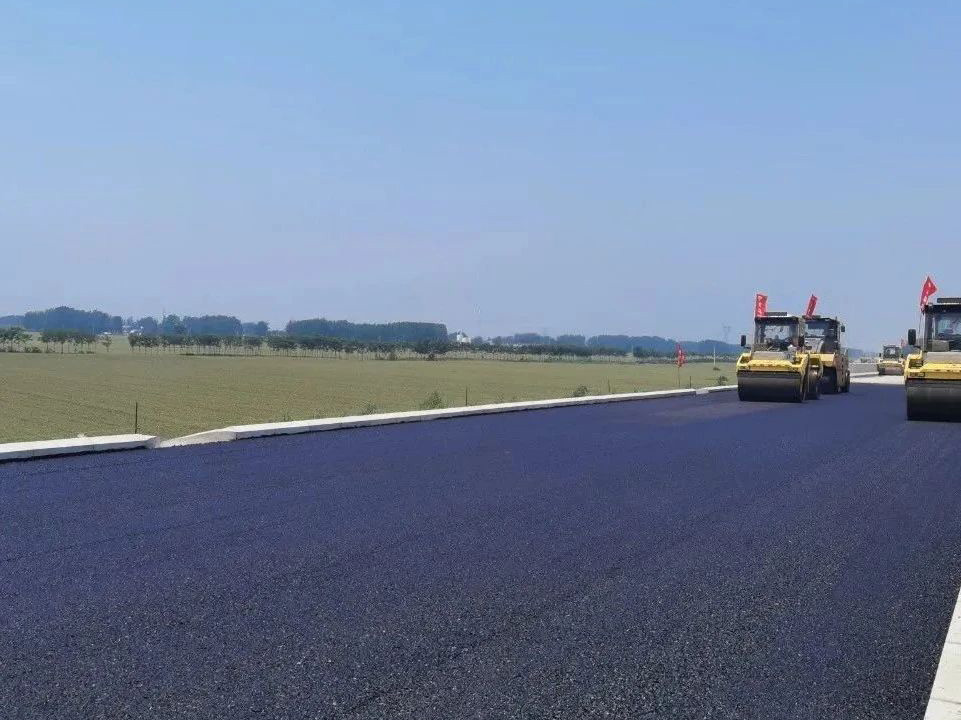 許信高速透層、封層和瀝青下面層試驗(yàn)段攤鋪圓 滿成功