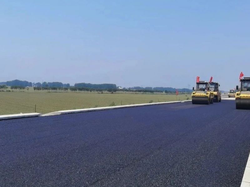 許信高速透層、封層和瀝青下面層試驗(yàn)段攤鋪圓 滿成功