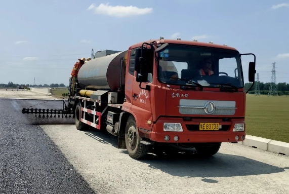 許信高速透層、封層和瀝青下面層試驗(yàn)段攤鋪圓 滿成功