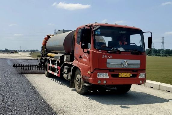 許信高速透層、封層和瀝青下面層試驗段攤鋪圓 滿成功